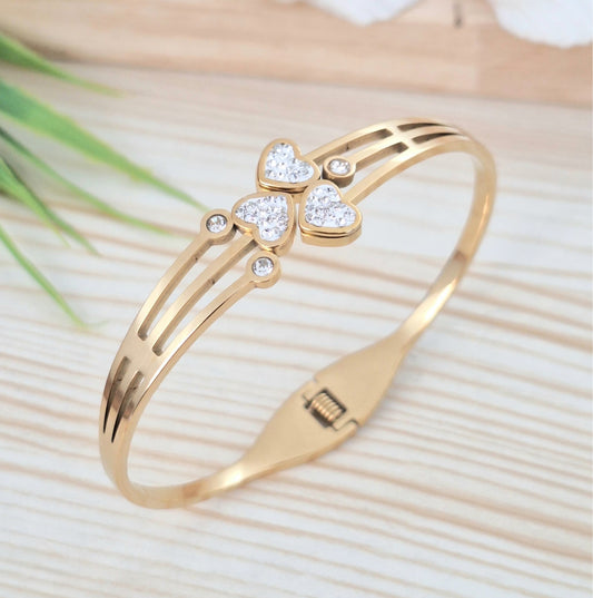 Elegant Heart-Shaped Gold Bracelet for Women